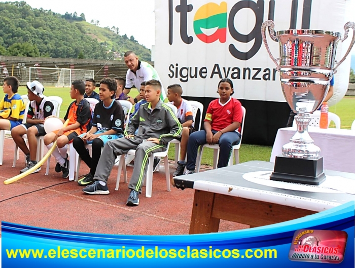 Inauguración de la Copa Gatorade en Itagüí, espectáculo de colorido deportivo